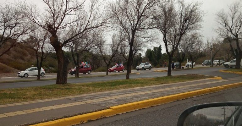 Jardines maternales: visibilizaron el reclamo con una caravana en el centro de Neuquén