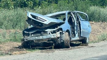 El auto habría dado varios tumbos tras el vuelco. | LM Neuquen El auto habría dado varios tumbos tras el vuelco.