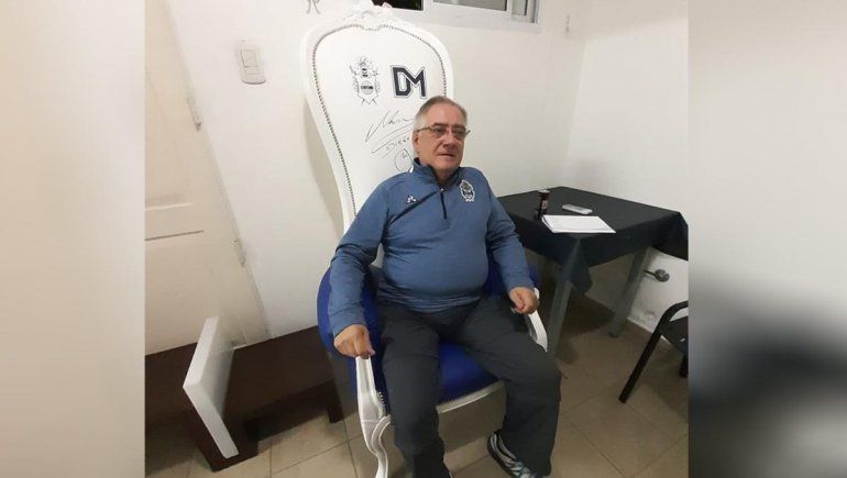 Pagó 300 lucas por el sillón de Maradona para ayudar a las promesas de la región
