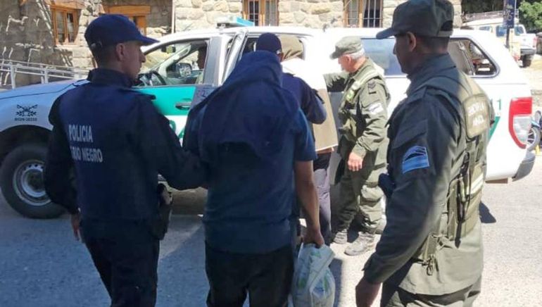 Los ladrones fueron expulsados del país. Los ladrones fueron expulsados del país.