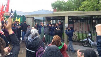 con un acto, levantaron el acampe frente a la maderera mam