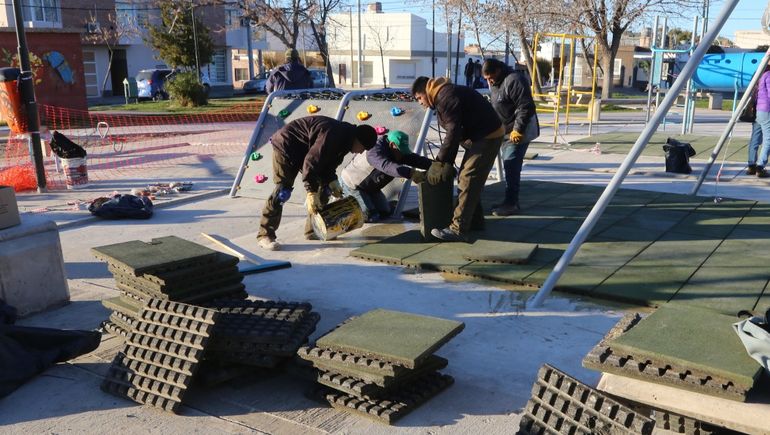 La Muni renovó dos espacios verdes con más juegos para los chicos