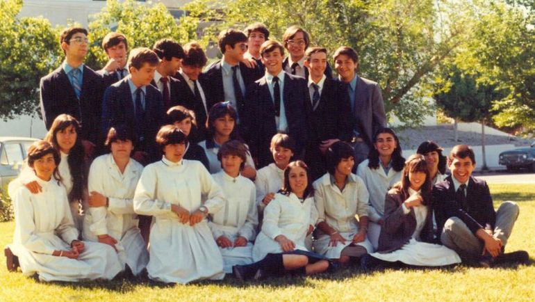 El grupo de estudiantes, el día que egresaron, en diciembre de 1981.