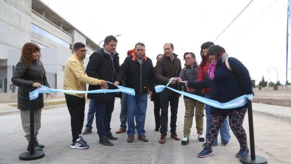 Inauguraron 12 cuadras de asfalto entre Canal V y Huiliches