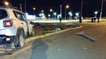 El conductor se despistó a la 1.30 de este viernes en la avenida Nahuel Huapi, en la zona de Kilómetro 8, en el norte de Comodoro Rivadavia. El conductor se despistó a la 1.30 de este viernes en la avenida Nahuel Huapi, en la zona de Kilómetro 8, en el norte de Comodoro Rivadavia.