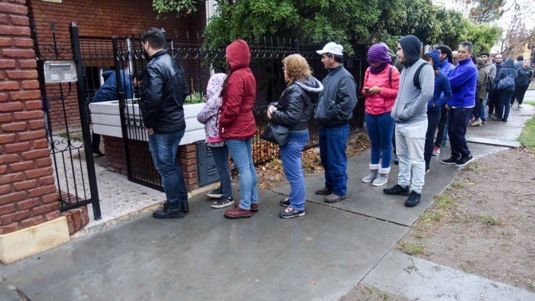 Por el sueño de una casa, una multitud desafió a la lluvia
