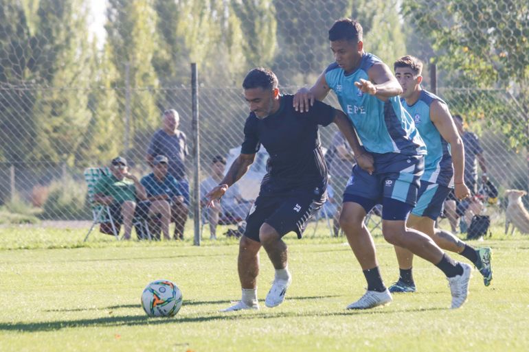 Rincón y Cipo ya se vieron las caras en los amistosos de pretemporada. Fotos: Anahí Cárdena