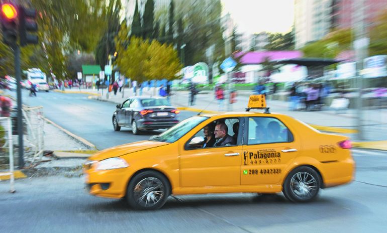 Los taxistas neuquinos esperan ansiosos el nuevo aumento.