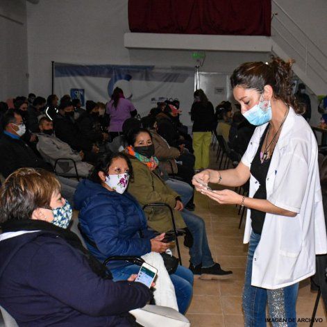 En la Casa de la Cultura de Centenario el personal del hospital y los voluntarios están full time para vacunar.