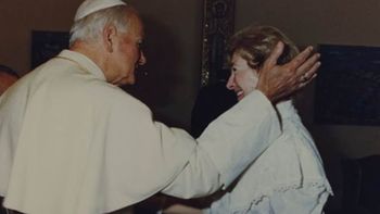 El Papa Juan Pablo II y la filósofa polaca Anna Teresa Tymieniecka mantuvieron una relación epistolar durante más de 30 años. El Papa Juan Pablo II y la filósofa polaca Anna Teresa Tymieniecka mantuvieron una relación epistolar durante más de 30 años.