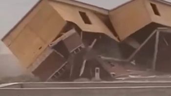 El viento derribó una casa en obra en Santa Cruz. (Captura). El viento derribó una casa en obra en Santa Cruz. (Captura).