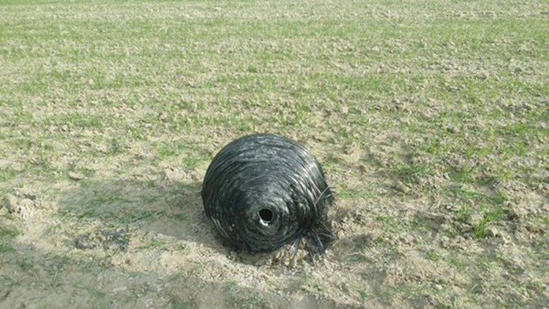 Los restos de un cohete espacial caídos en un campo de Murcia.