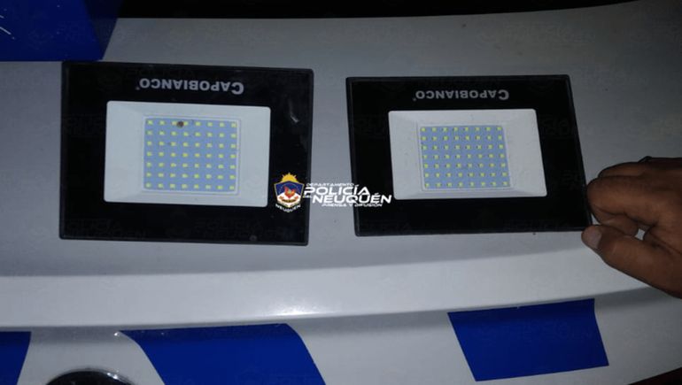 Robó las luces led de un cartel publicitario y lo detuvieron
