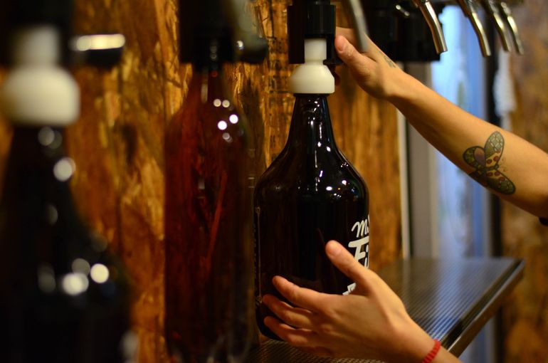 La recarga de birra sobrevive pese a la apertura de los bares
