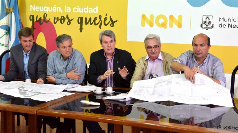 Miembros del Colegio de Ingenieros y autoridades municipales