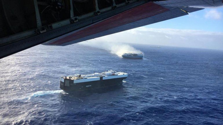 Un barco va en llamas, a la deriva y con 3500 autos