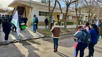 La protesta de ATE fuera de la Comisaria Quinta de Centenario. La protesta de ATE fuera de la Comisaria Quinta de Centenario.