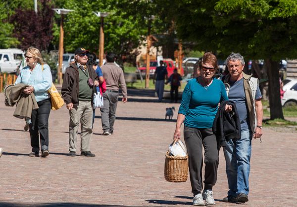 Si un trabajador registra una antigüedad de 6 meses en su empleo, le corresponden 14 días corridos de vacaciones. Si un trabajador registra una antigüedad de 6 meses en su empleo, le corresponden 14 días corridos de vacaciones.