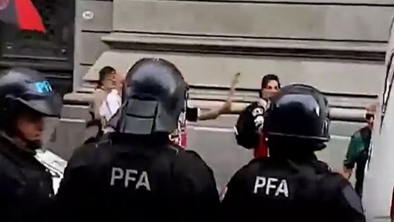 Incidentes en la marcha de jubilados: protocolo antipiquete y enfrentamiento con la policía