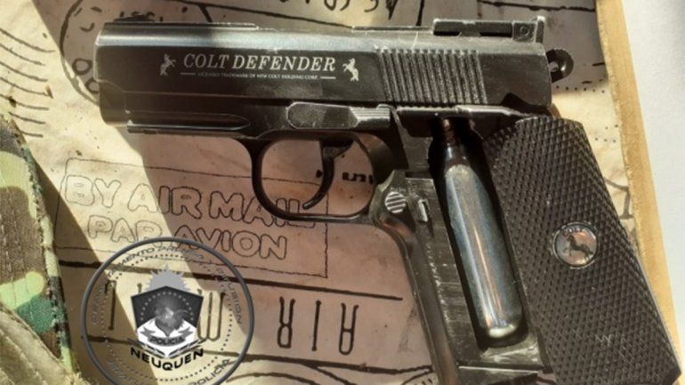 Rincón de los Sauces: fue a lo de su ex y amenazó con un arma a un policía