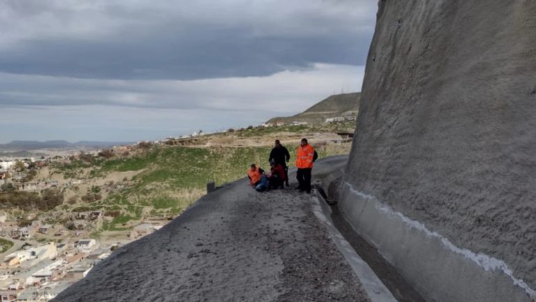 El joven, que había salido a eso de las 7 de un boliche y fue a pasear al cerro, debió esperar hasta después de las 11, cuando llegó el rescate. El joven, que había salido a eso de las 7 de un boliche y fue a pasear al cerro, debió esperar hasta después de las 11, cuando llegó el rescate.