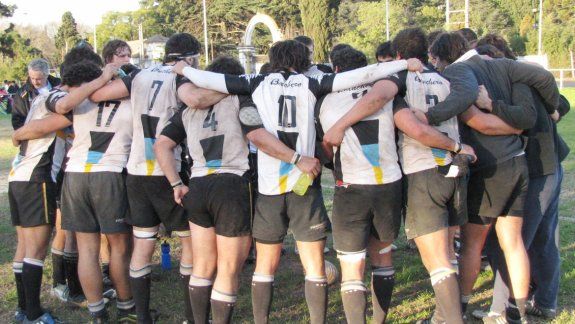 Jugadores de Los Cedros, de San Miguel, en una arenga previa a un partido de la Unión de Rugby de Buenos Aires.