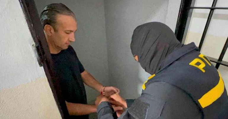 Tareck El Aissami, esposado en prisión. Tareck El Aissami, esposado en prisión.