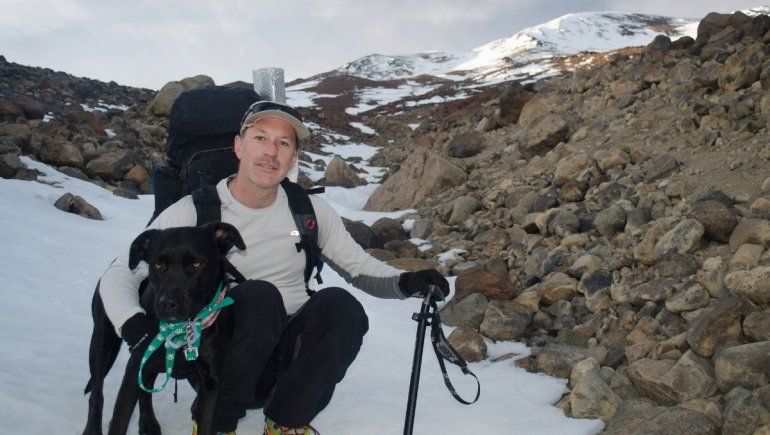 Tifón, el perro callejero que fue adoptado y se convirtió en montañista