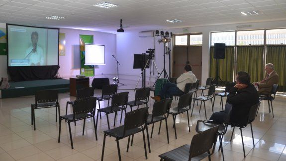 Por momentos, sólo tres personas quedaron en la sala.
