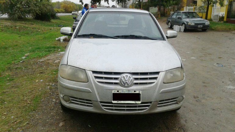 El VW Gol secuestrado que anoche era peritado por Criminalística.