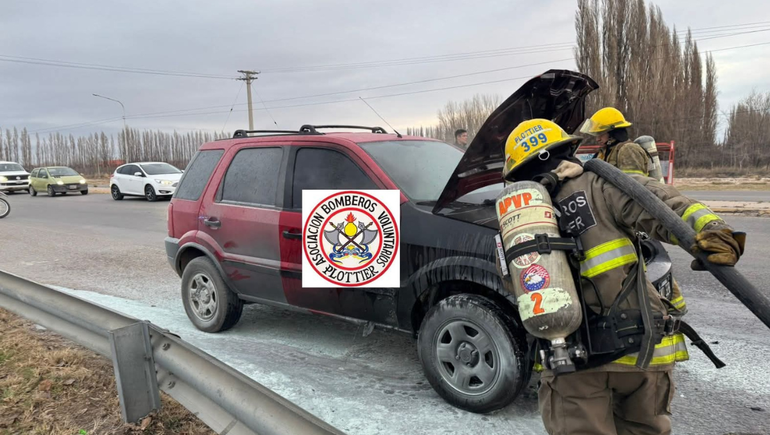 Se le prendió fuego el motor de la camioneta mientras manejaba en la ex Ruta 22