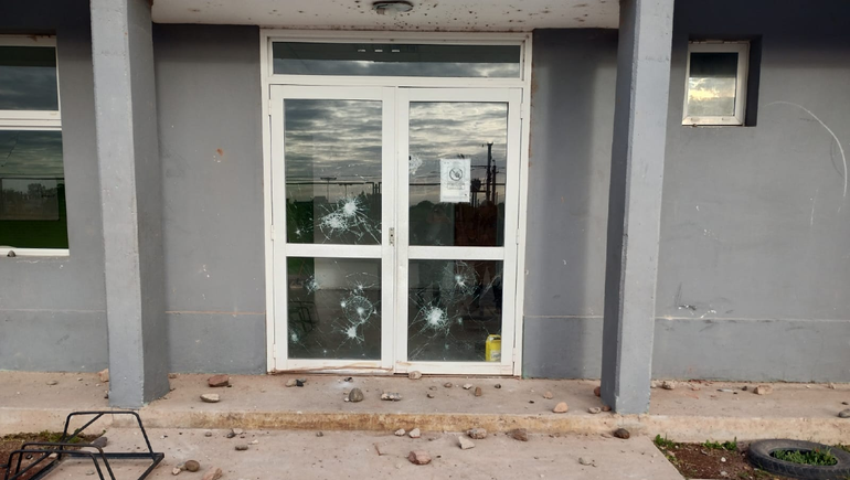 Un hombre descontrolado atacó a piedrazos un centro comunitario