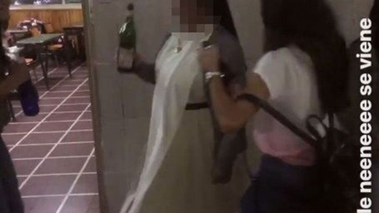 El bailecito de una monja con una botella de fernet