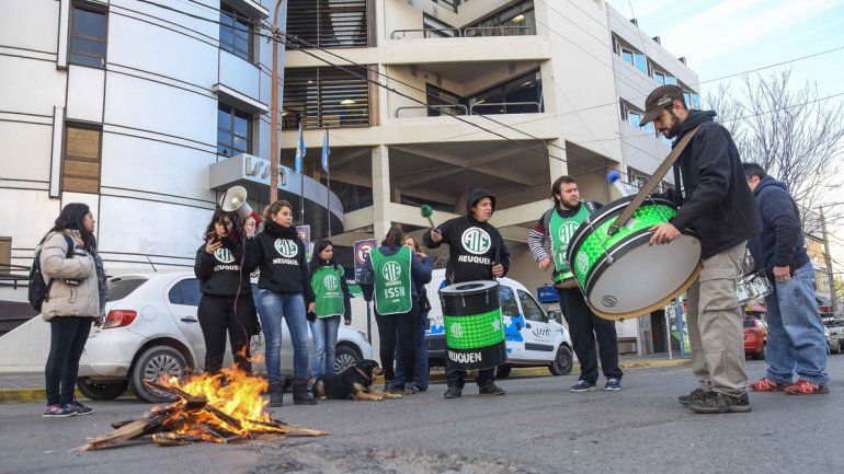 El gremio estatal realizó diferentes protestas ayer y para mañana promete endurecer las medidas de fuerza.