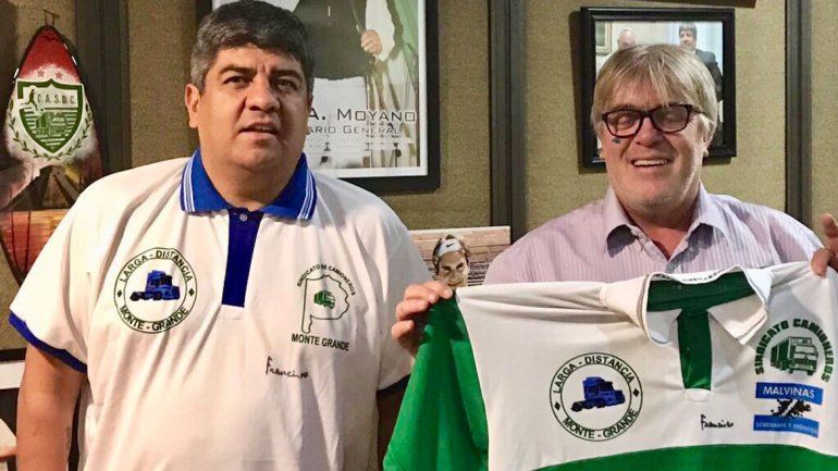 El Papa bendijo camisetaspara los Moyano