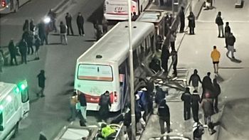 El colectivo perdió el control, se subió a la vereda y atropelló a varias personas que esperaban en una parada de Mar del Plata. El colectivo perdió el control, se subió a la vereda y atropelló a varias personas que esperaban en una parada de Mar del Plata.