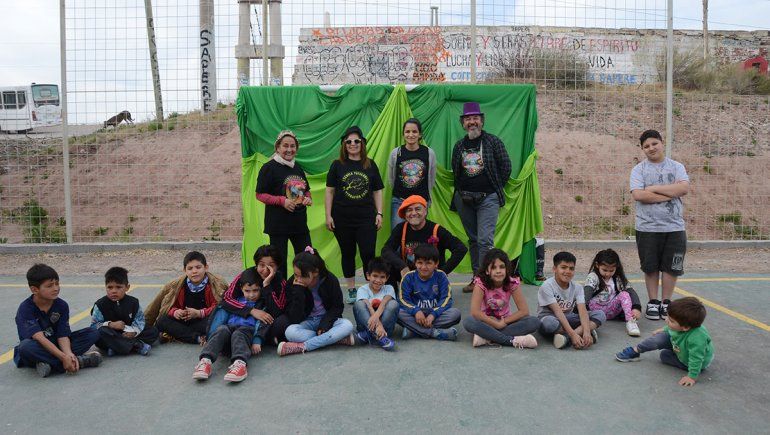 Cuentan cuentos a los chicos de los merenderos