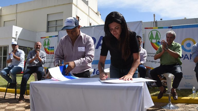 Luana Vonovich, titular de PAMI en la firma de convenio con la cooperativa Ados.