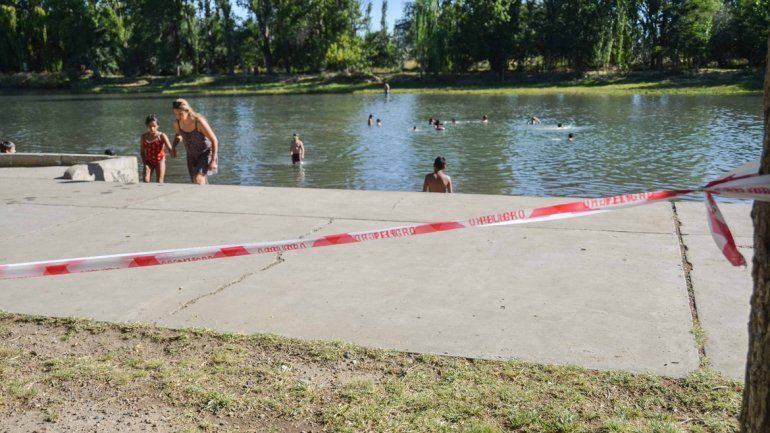 Los carteles indican que el agua no es apta