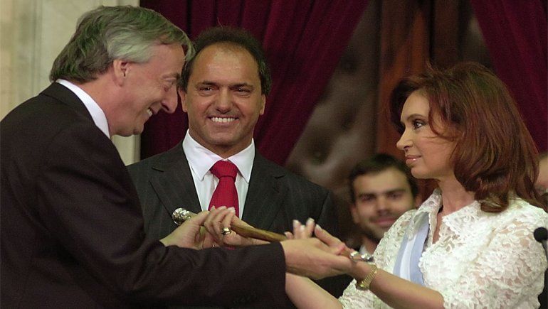 Cristina Fernández recibe el bastón presidencial a manos de su esposo Néstor Kirchner.