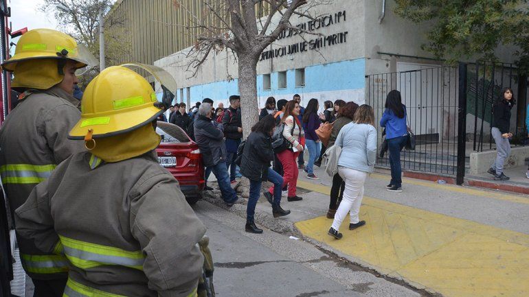 Evacuaron la EPET 8 por un principio de incendio en un taller