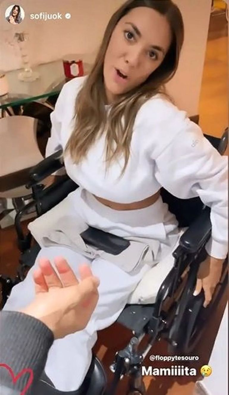 Floppy cuando estuvo en silla de ruedas, en una foto que compartió Jujuy Giménez.