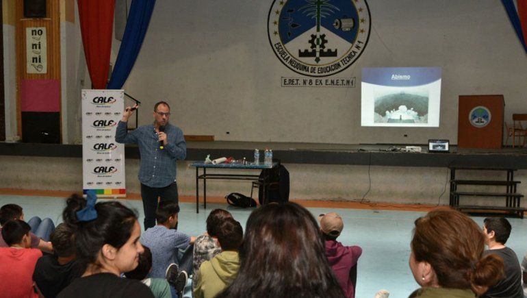 Con una puesta en escena, ofrecen ayuda para padres