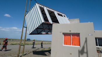 Los bomberos voluntarios de la capital de Chubut decidieron dejar la casilla como estaba, ya que no implicaba riesgos, a la espera de que mejoren las condiciones climáticas para poder removerla. Los bomberos voluntarios de la capital de Chubut decidieron dejar la casilla como estaba, ya que no implicaba riesgos, a la espera de que mejoren las condiciones climáticas para poder removerla.