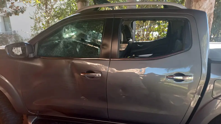 Córdoba: rompió a palazos los vehículos de un vecino porque insultó a su esposa