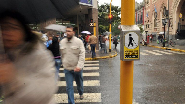 Instalarán semáforos para no videntes en 100 cruces