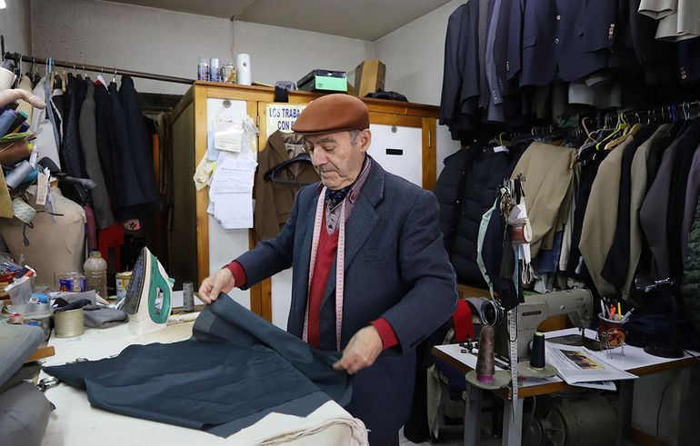Cuqui, el sinónimo de sastre en Neuquén: vistió a los gobernadores y se codeó con Fangio