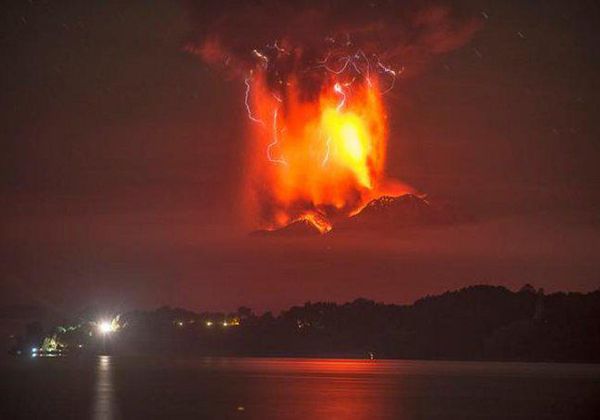 Mirá la explosión nocturna del volcán Calbuco
