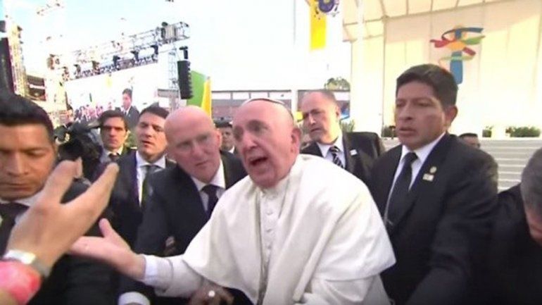 El Papa retando a un fiel que lo tironeó del brazo para saludarlo.