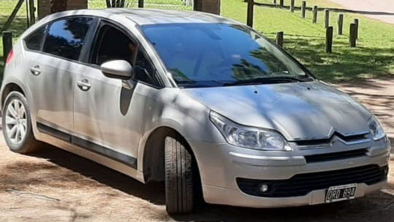 Le robaron el auto de la puerta de su casa